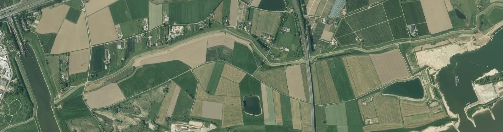 Luchtfoto van Verspreide huizen Echteld-Waalbandijk