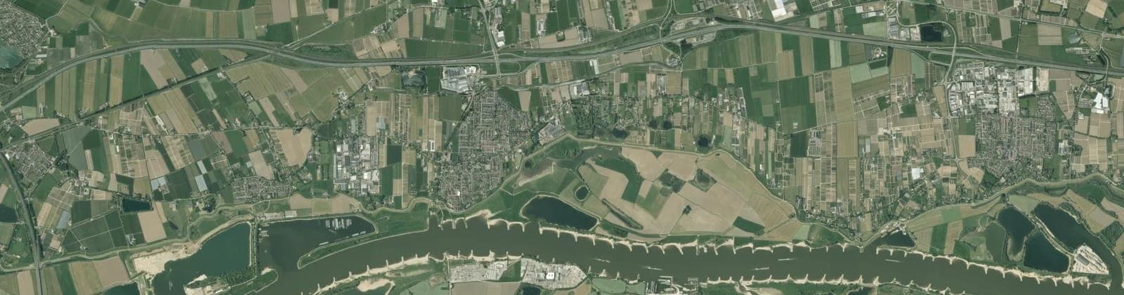 Luchtfoto van Verspreide huizen Ochten