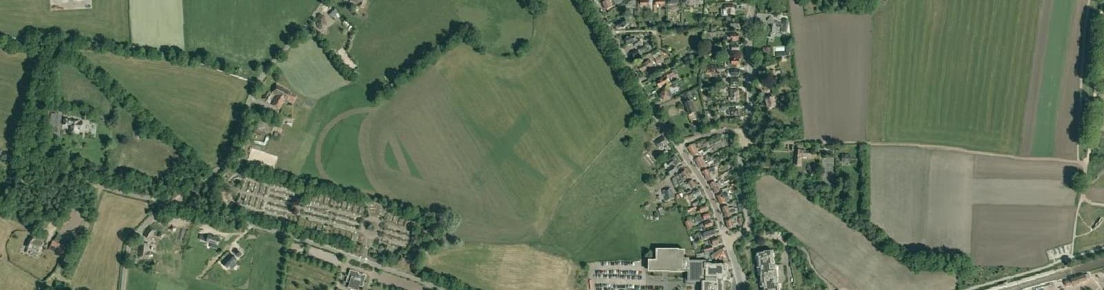 Luchtfoto van Holten ten noorden van de spoorlijn