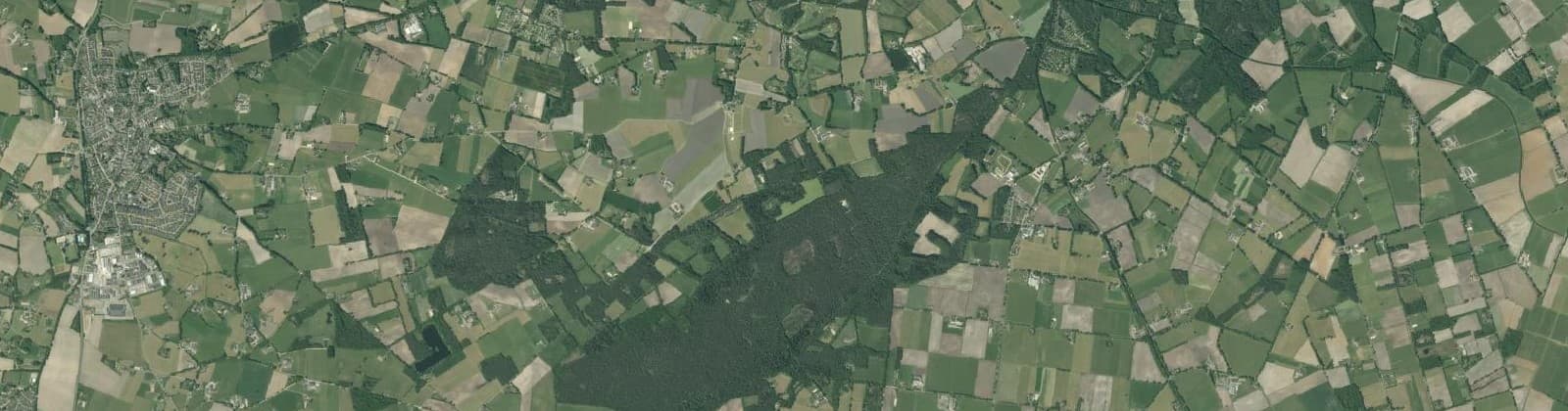 Luchtfoto van Verspreide huizen Zuidelijk bosgebied