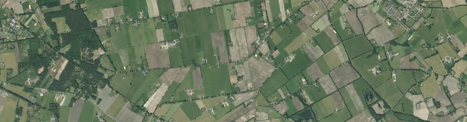 Luchtfoto van Verspreide huizen Halle