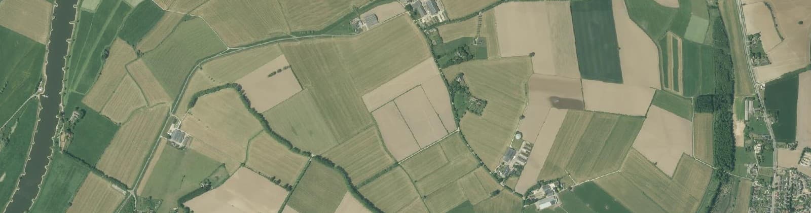 Luchtfoto van Verspreide huizen Bakerwaard