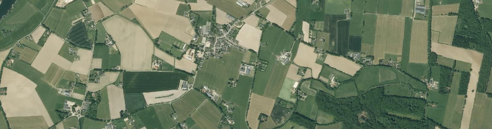 Luchtfoto van Verspreide huizen ten noorden van Drempt