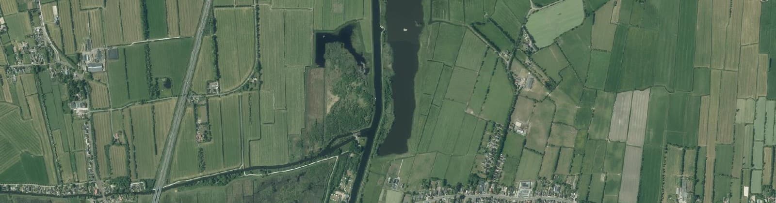 Luchtfoto van Verspreide huizen De Westereen