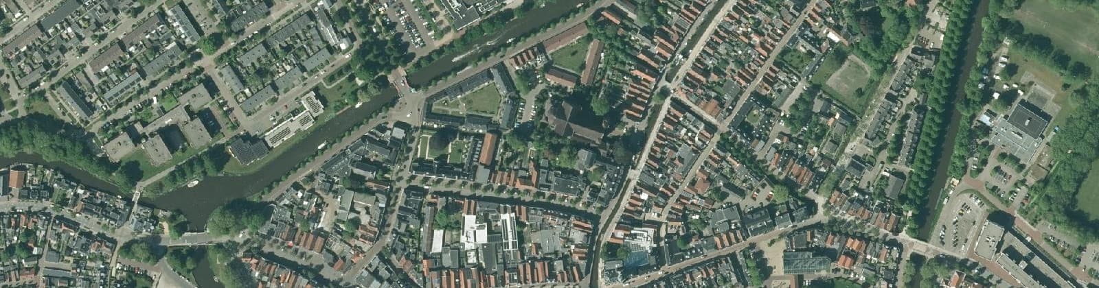 Luchtfoto van Bolsward binnen De Wallen