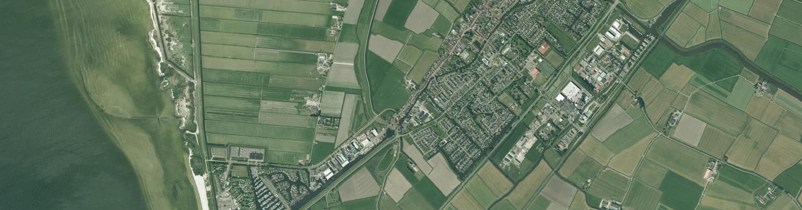 Luchtfoto van Verspreide huizen Workum
