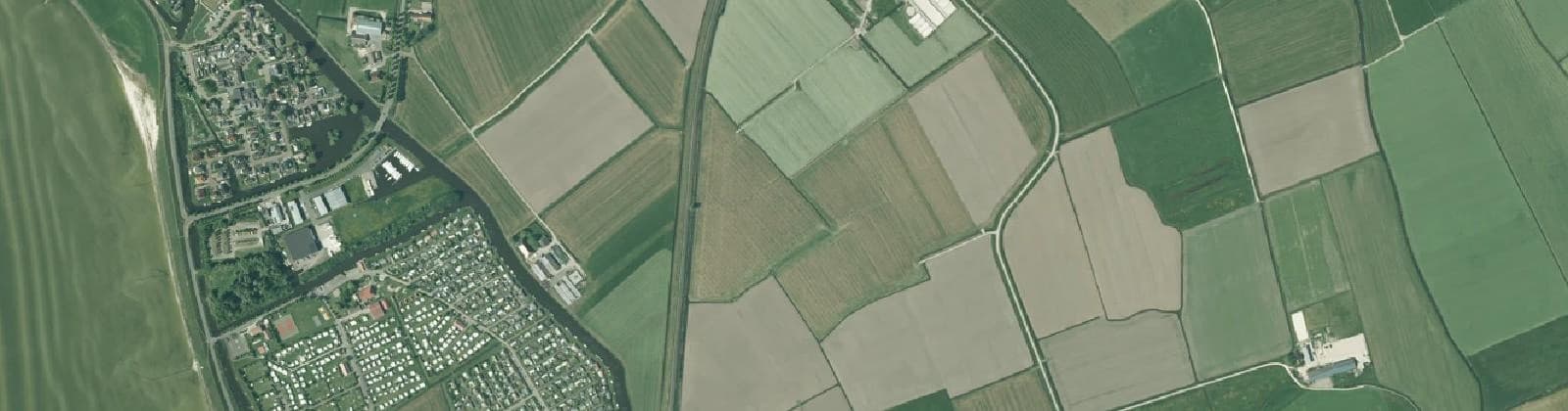 Luchtfoto van Verspreide huizen Hindeloopen