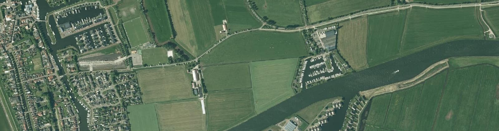 Luchtfoto van Verspreide huizen Stavoren
