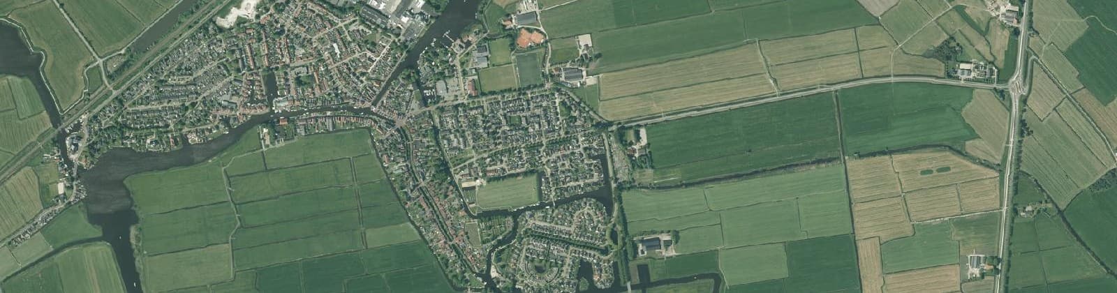 Luchtfoto van Verspreide huizen IJlst