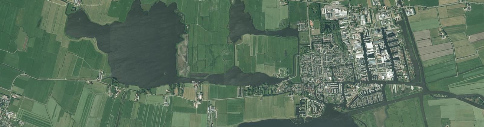 Luchtfoto van Verspreide huizen Heeg