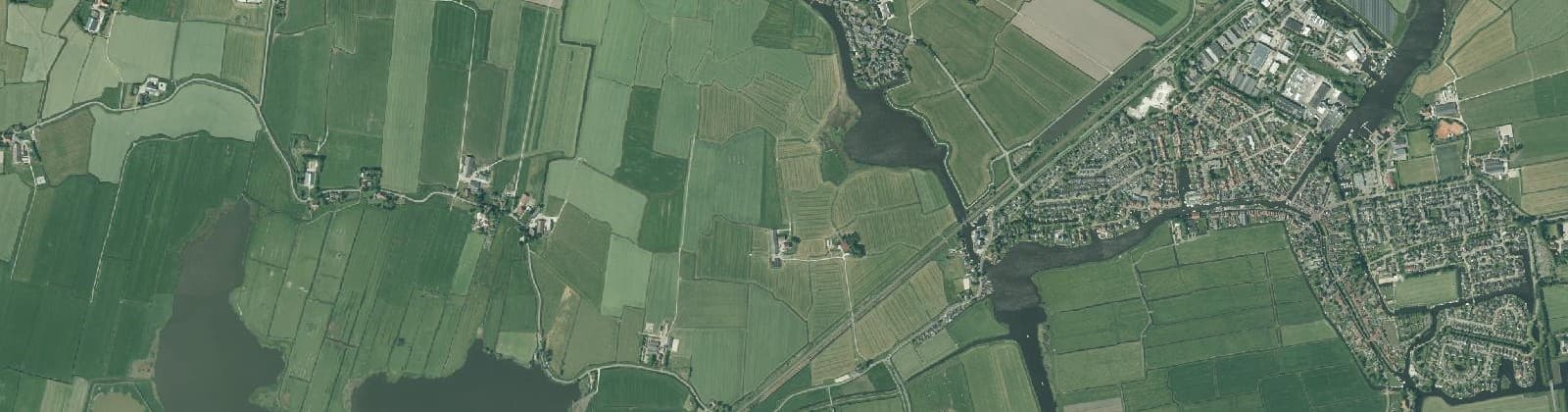 Luchtfoto van Verspreide huizen-Oosthem