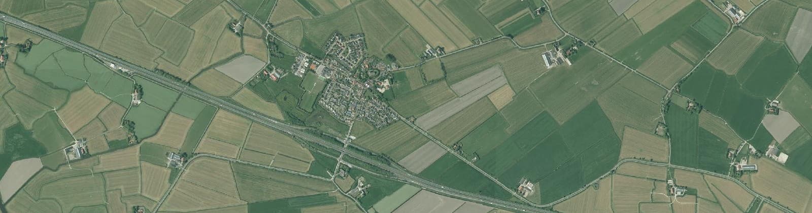 Luchtfoto van Verspreide huizen Nijland