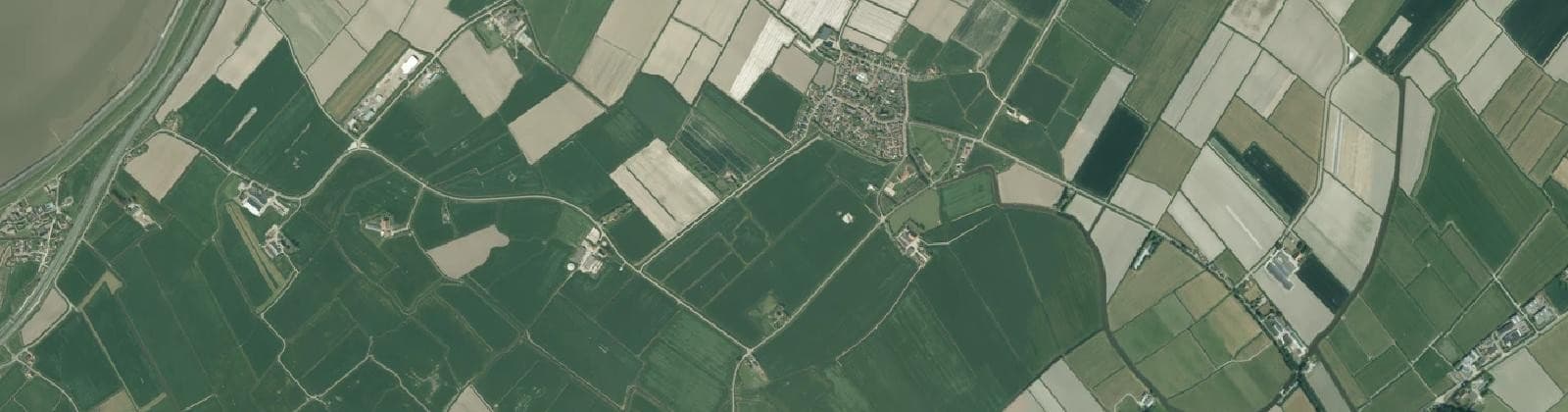 Luchtfoto van Verspreide huizen Pingjum