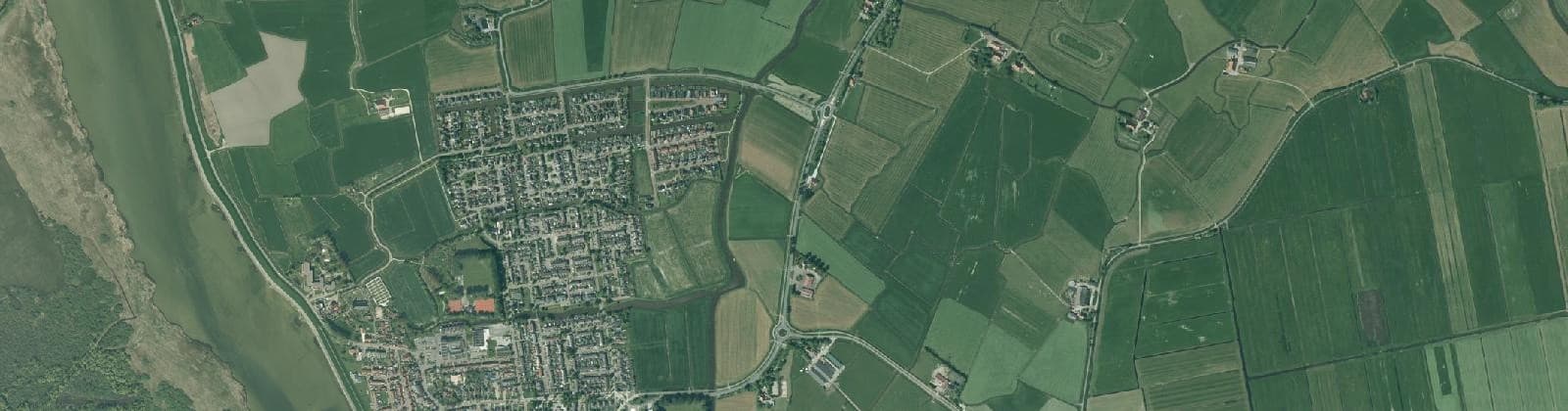 Luchtfoto van Verspreide huizen Makkum