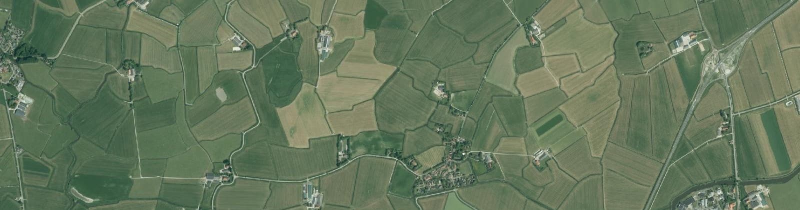 Luchtfoto van Verspreide huizen Kûbaard