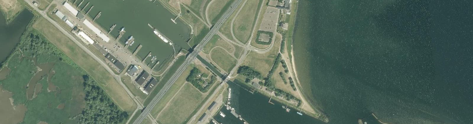 Luchtfoto van Stellendam haven