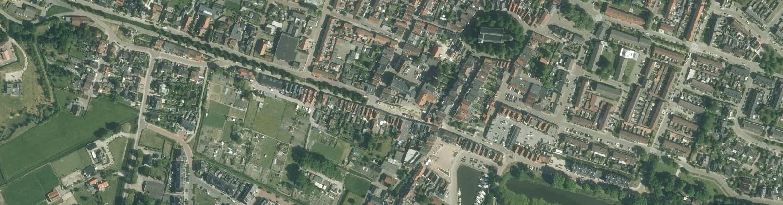 Luchtfoto van Oude-Tonge prinsessenbuurt handelskade