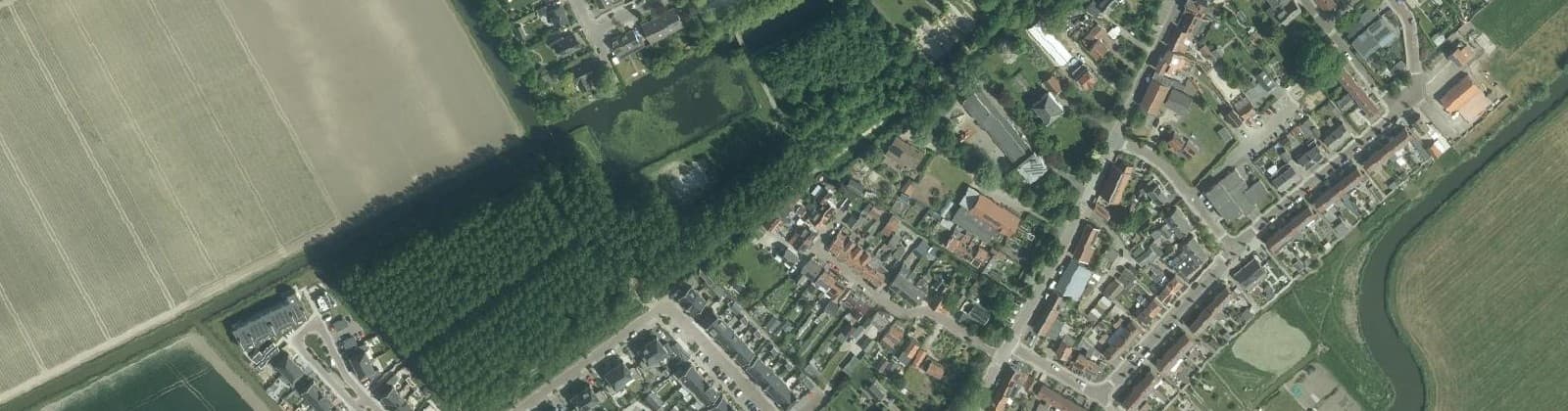 Luchtfoto van Stad aan 't Haringvliet woonkern