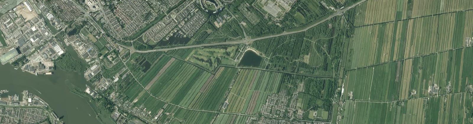 Luchtfoto van Verspr. huizen Krimpen aan de Lek