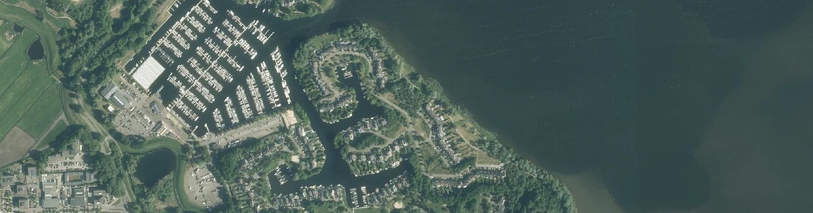 Luchtfoto van Naarderwoonbos