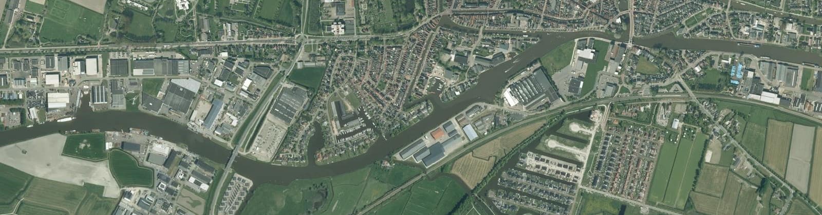 Luchtfoto van Franeker Vliet Tuinen en Frisia