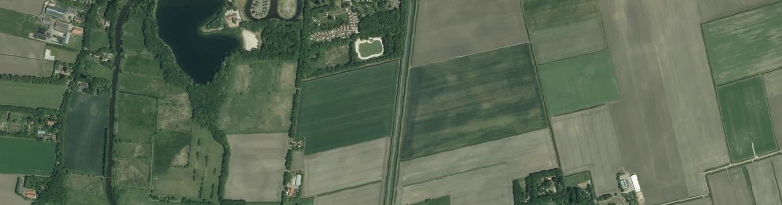 Luchtfoto van Verspreide huizen in de Weddermarke