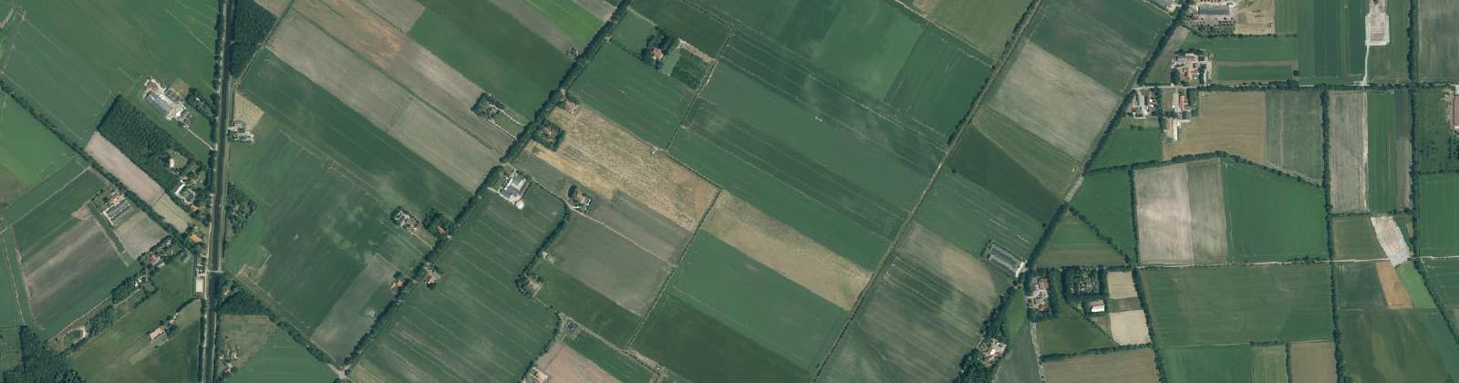 Luchtfoto van Verspreide huizen te Laudermarke