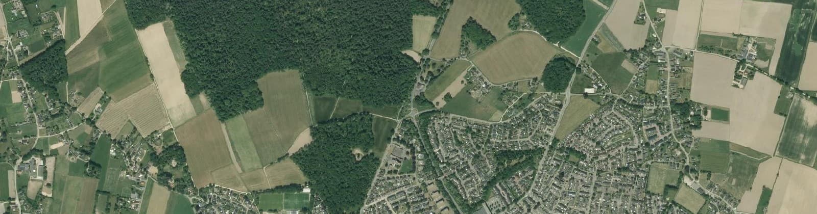 Luchtfoto van Verspreide huizen Mengelenberg en Lengel