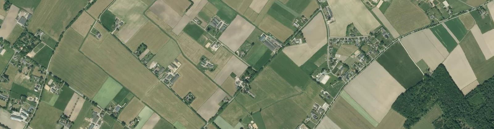 Luchtfoto van Verspreide huizen Loerbeek