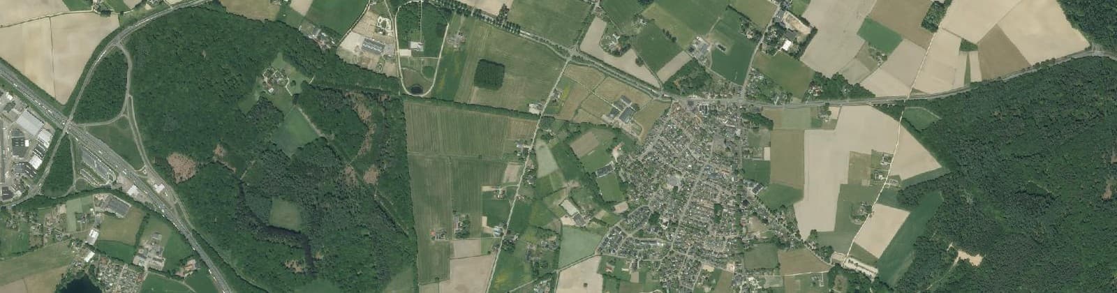Luchtfoto van Verspreide huizen Beek