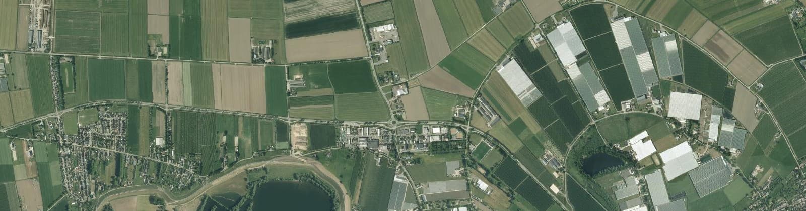 Luchtfoto van Verspreide huizen Haaften