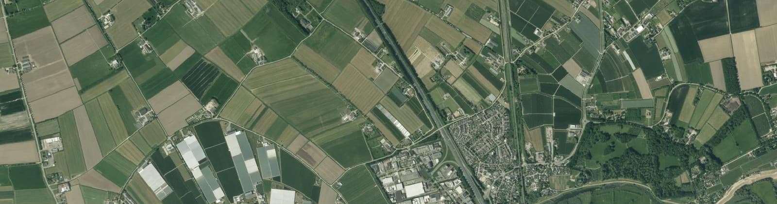 Luchtfoto van Verspreide huizen Waardenburg