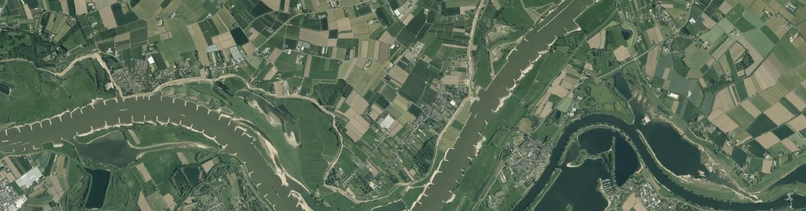 Luchtfoto van Verspreide huizen Varik