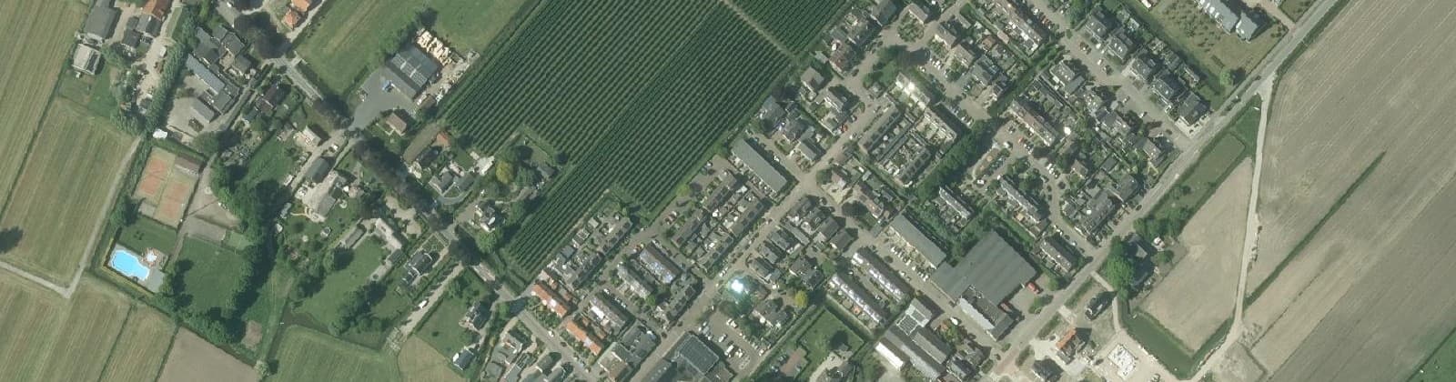 Luchtfoto van Leerbroek kern