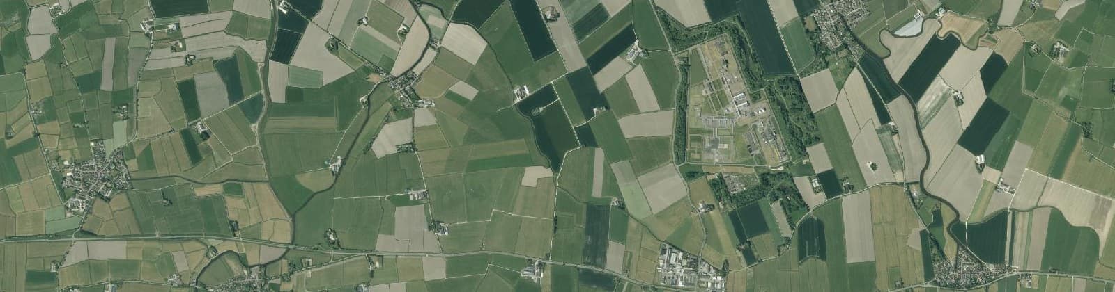 Luchtfoto van Verspreide huizen Grijpskerk