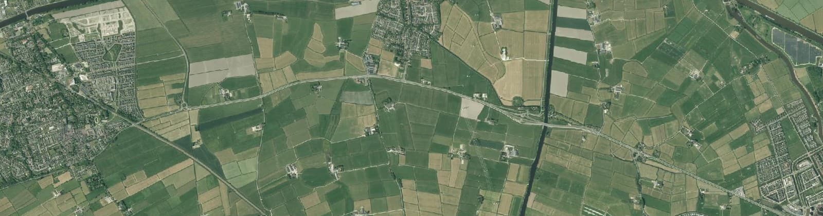 Luchtfoto van Verspreide huizen Aduard