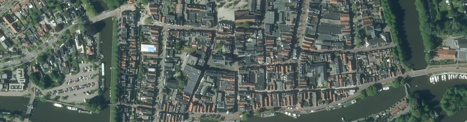 Luchtfoto van Dokkum binnen de Bolwerken
