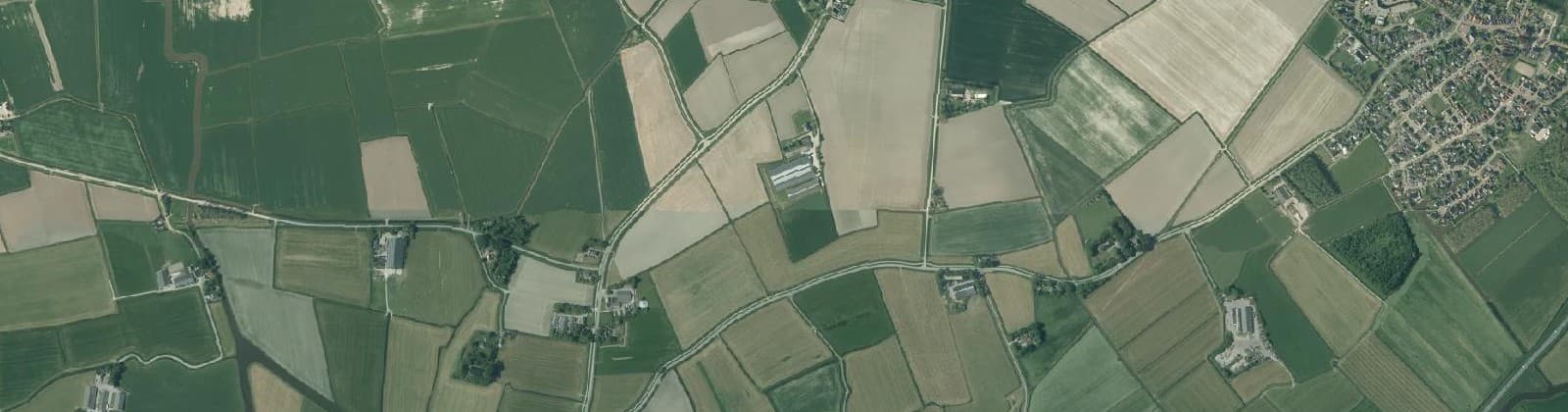 Luchtfoto van Verspreide huizen Niawier