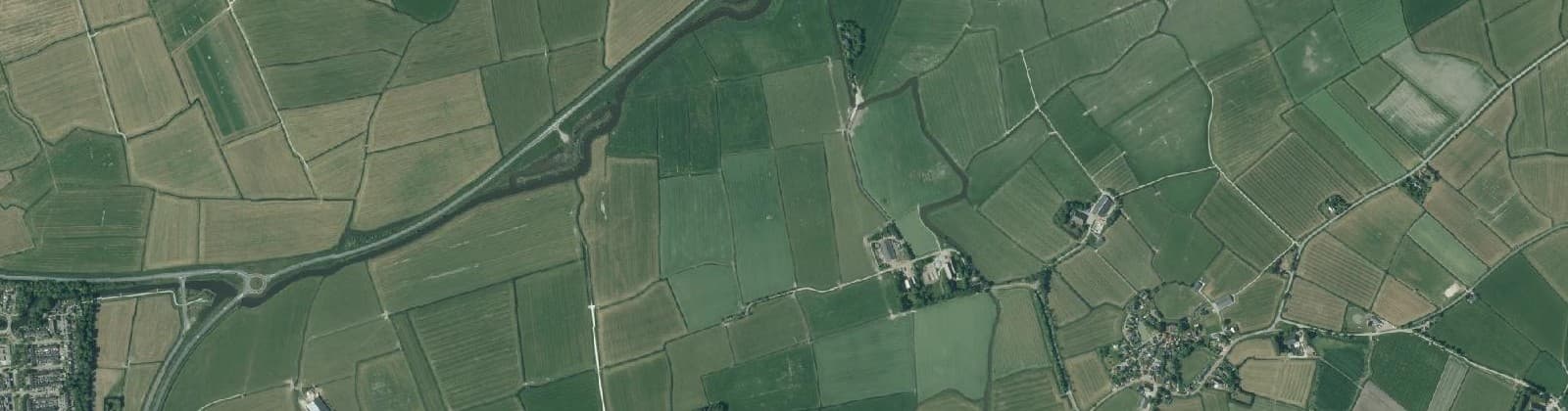 Luchtfoto van Verspreide huizen Oostrum