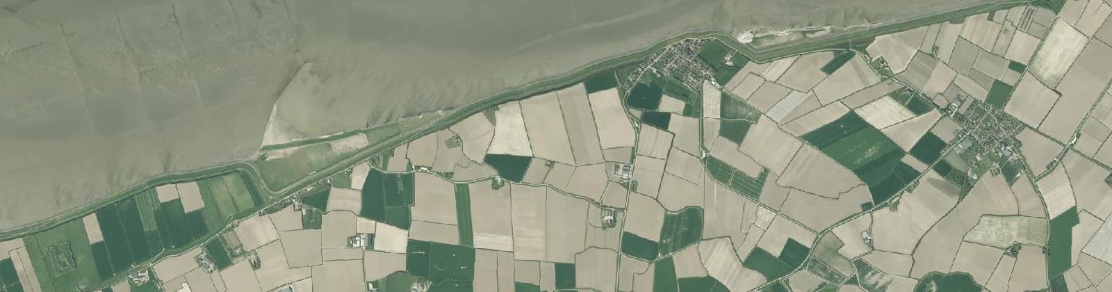 Luchtfoto van Verspreide huizen Wierum