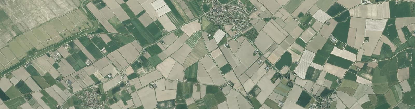 Luchtfoto van Verspreide huizen Holwerd