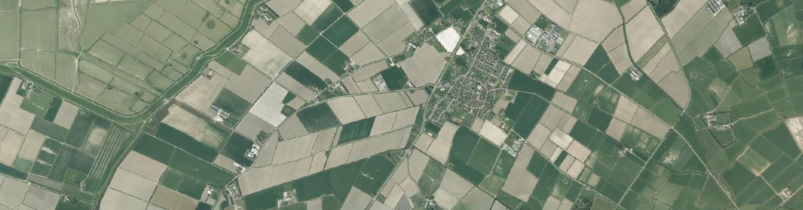 Luchtfoto van Verspreide huizen Marrum-Westernijkerk
