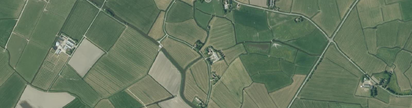 Luchtfoto van Verspreide huizen Wanswerd