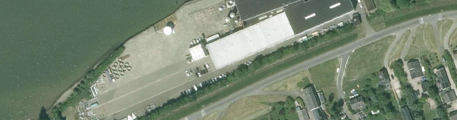 Luchtfoto van Groot-Ammers-Scheepswerf