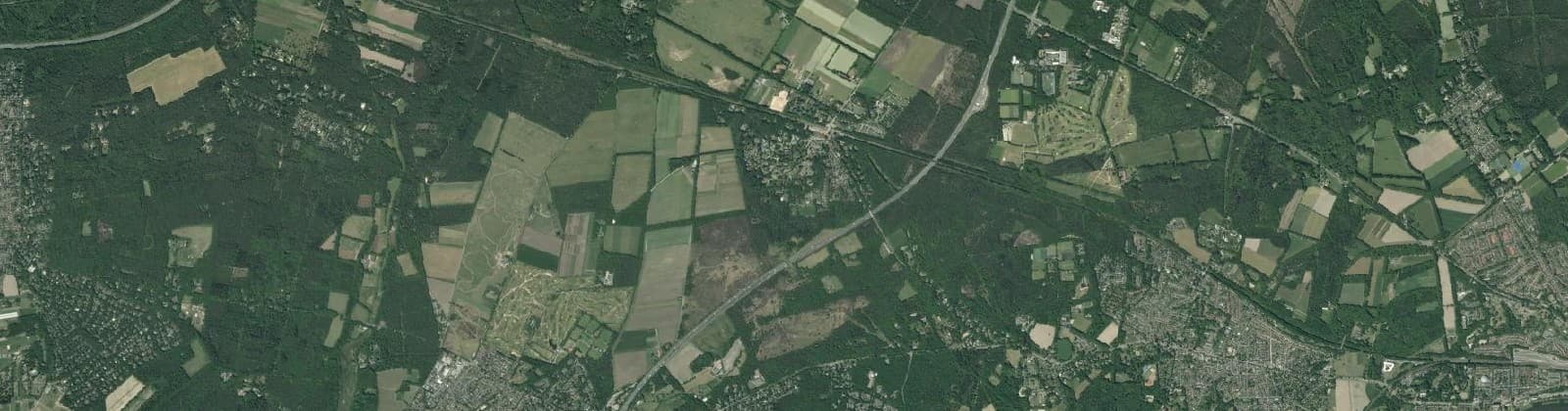Luchtfoto van Wolfheze ten zuiden van het spoor
