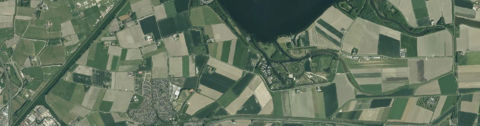 Luchtfoto van Verspreide huizen Arnemuiden