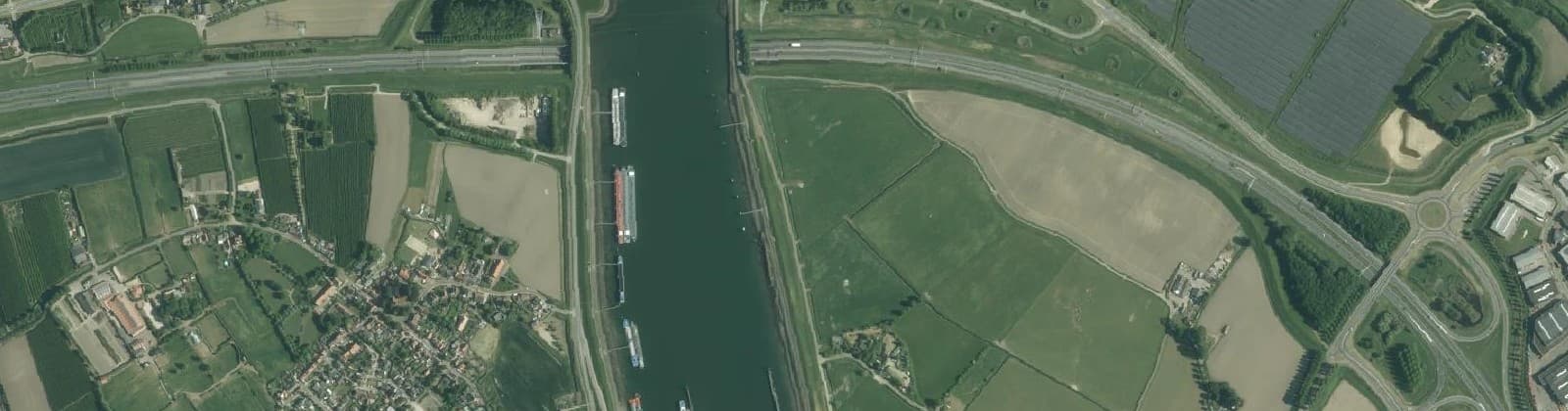 Luchtfoto van Wijk 05 Hansweert