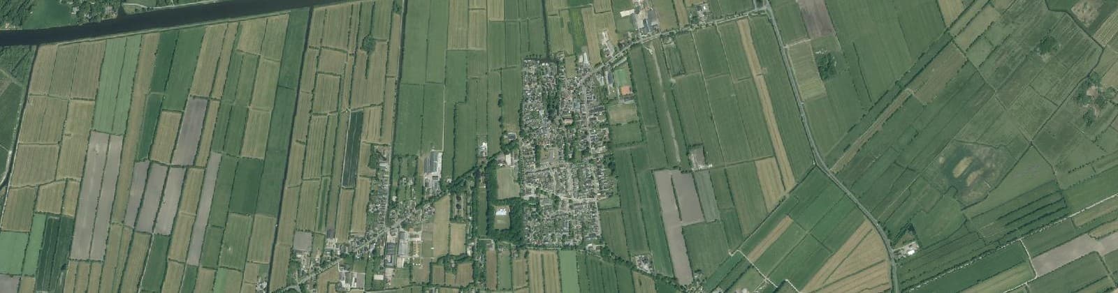Luchtfoto van Verspreide huizen Augustinusga