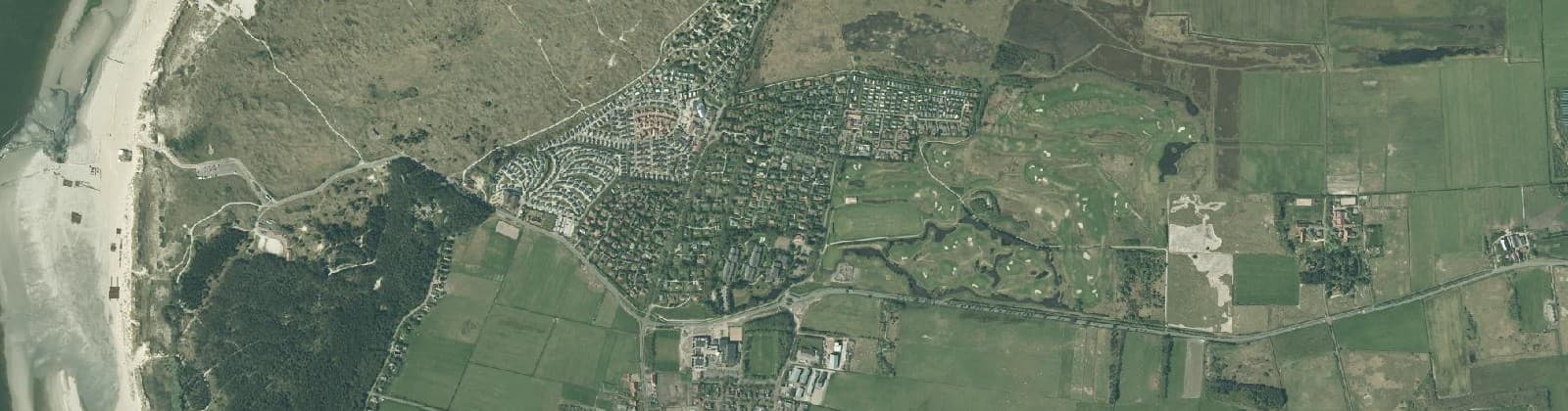 Luchtfoto van Verspreide huizen Hollum