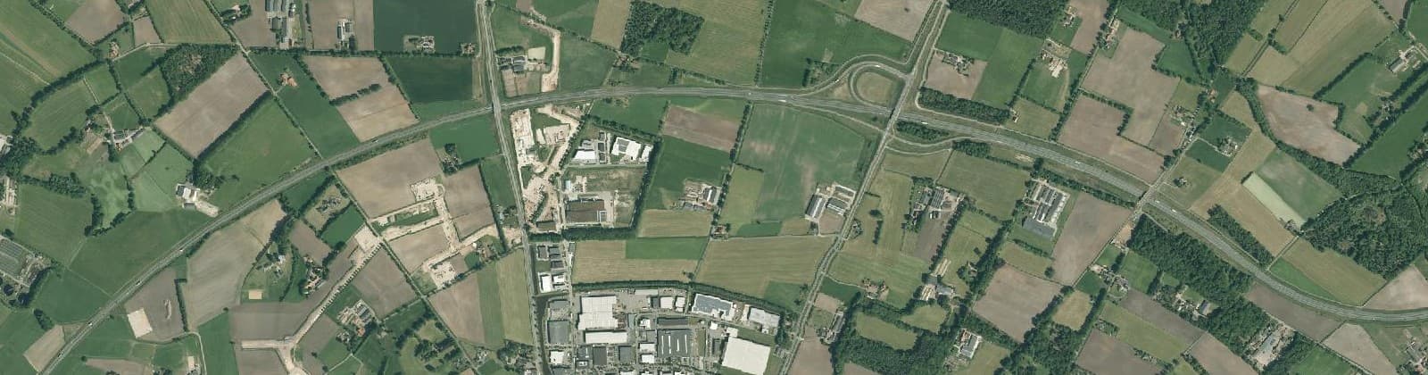 Luchtfoto van Verspr.h. Veldmaat ten N. van de spoorl.